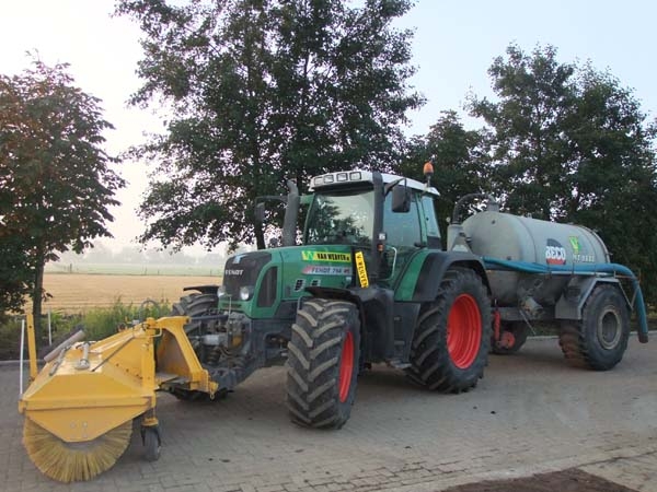 Trekker met waterwagen 5m3 - Rolbezem optie